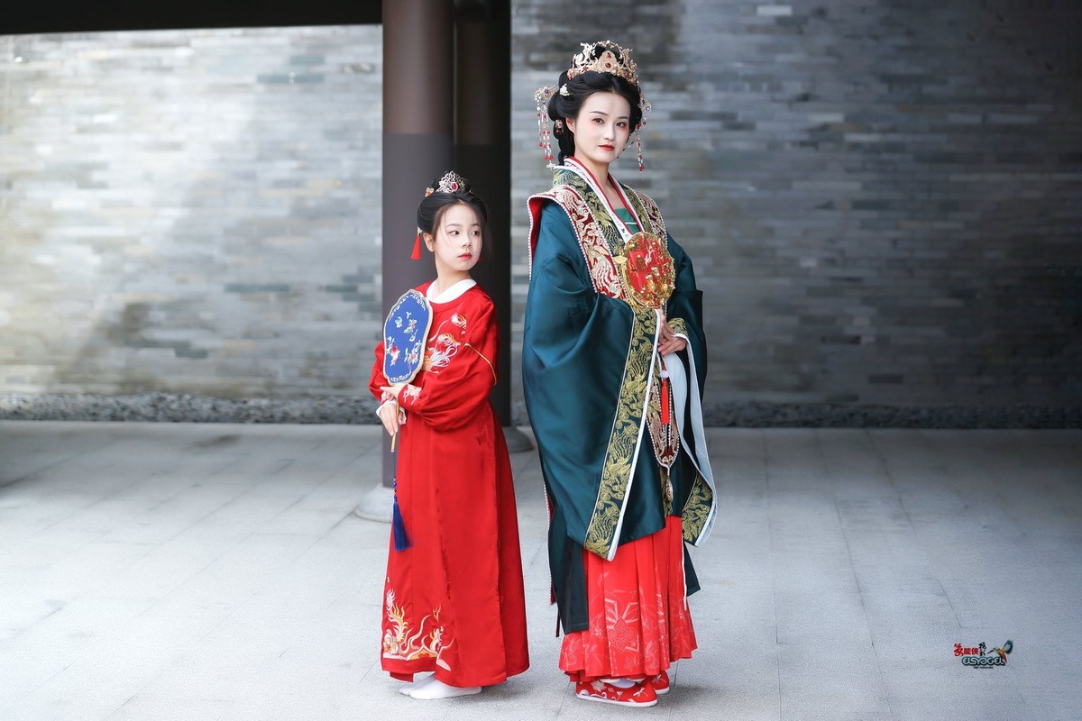 【古典婚服母女俩】--- 沛阳、朱朱