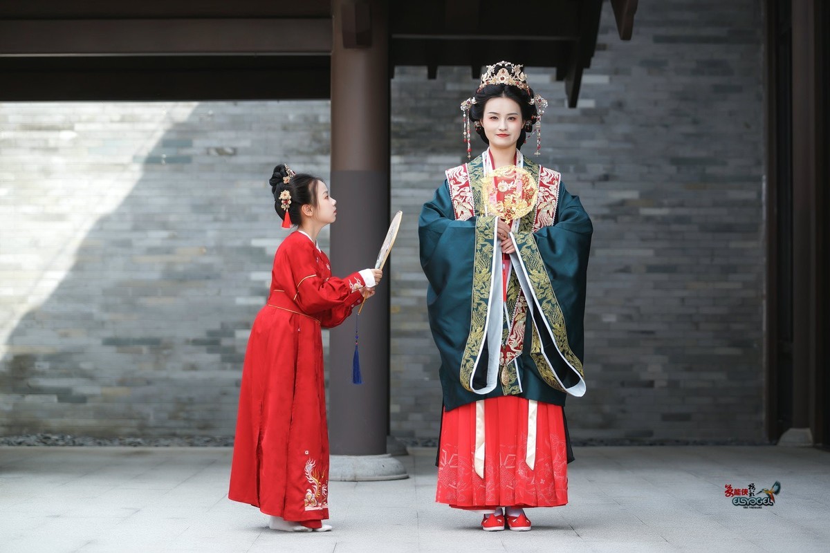 【古典婚服母女俩】--- 沛阳、朱朱