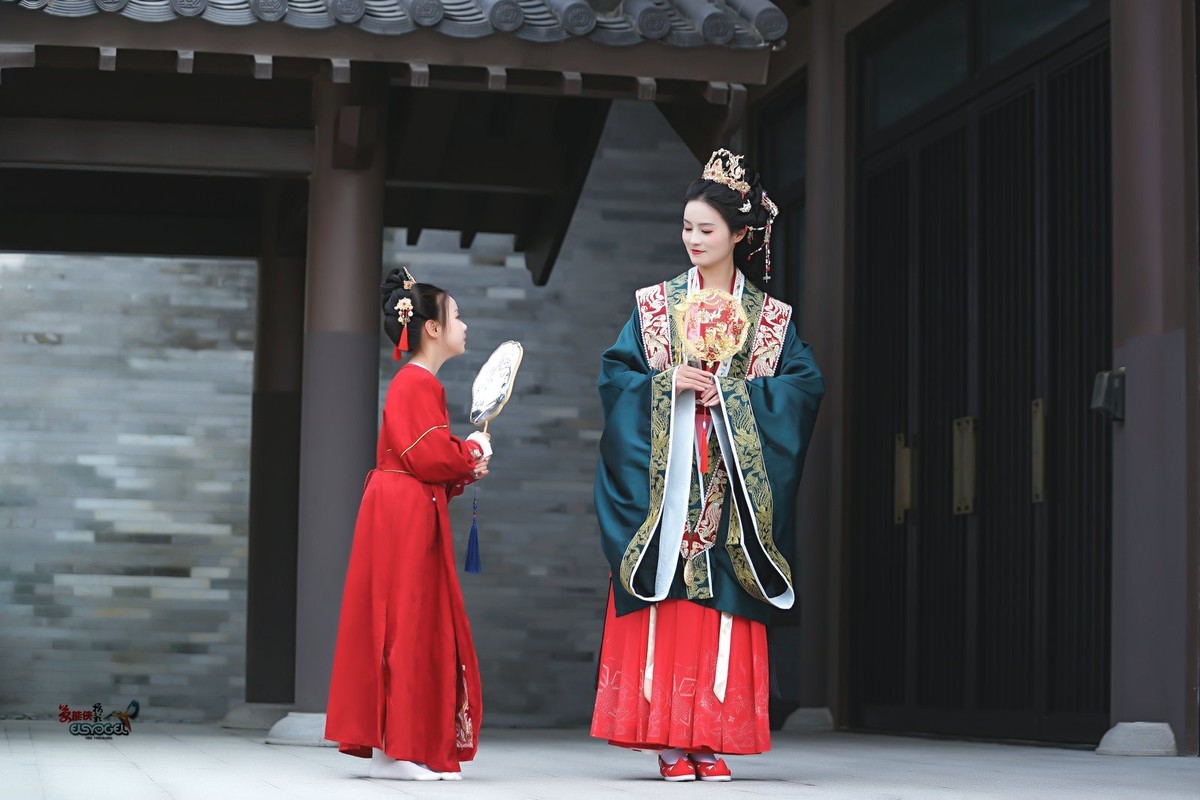 【古典婚服母女俩】--- 沛阳、朱朱