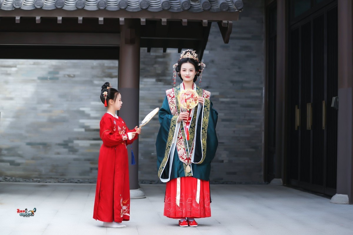 【古典婚服母女俩】--- 沛阳、朱朱