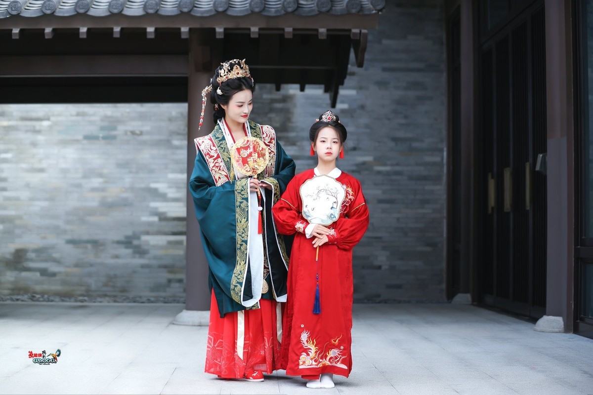 【古典婚服母女俩】--- 沛阳、朱朱