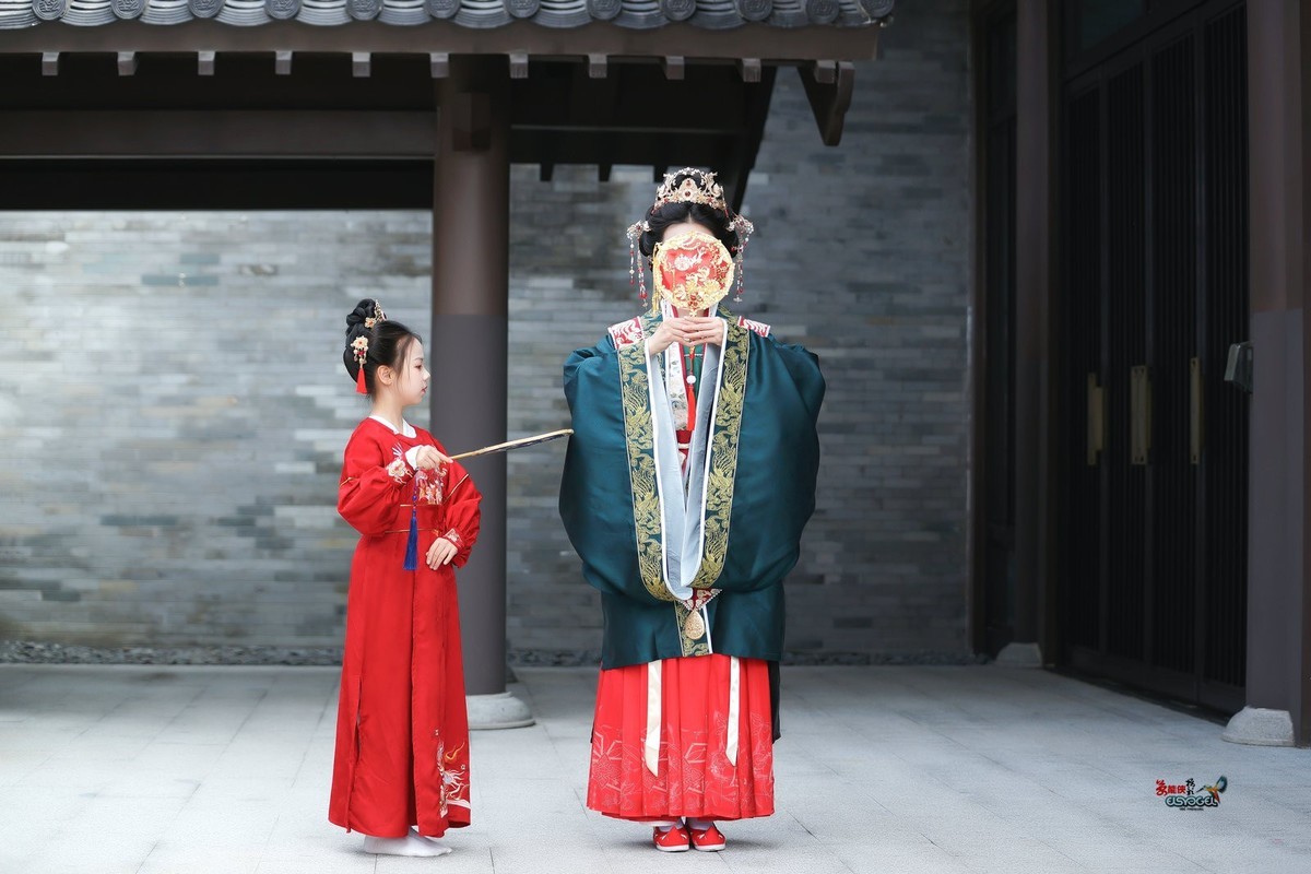 【古典婚服母女俩】--- 沛阳、朱朱