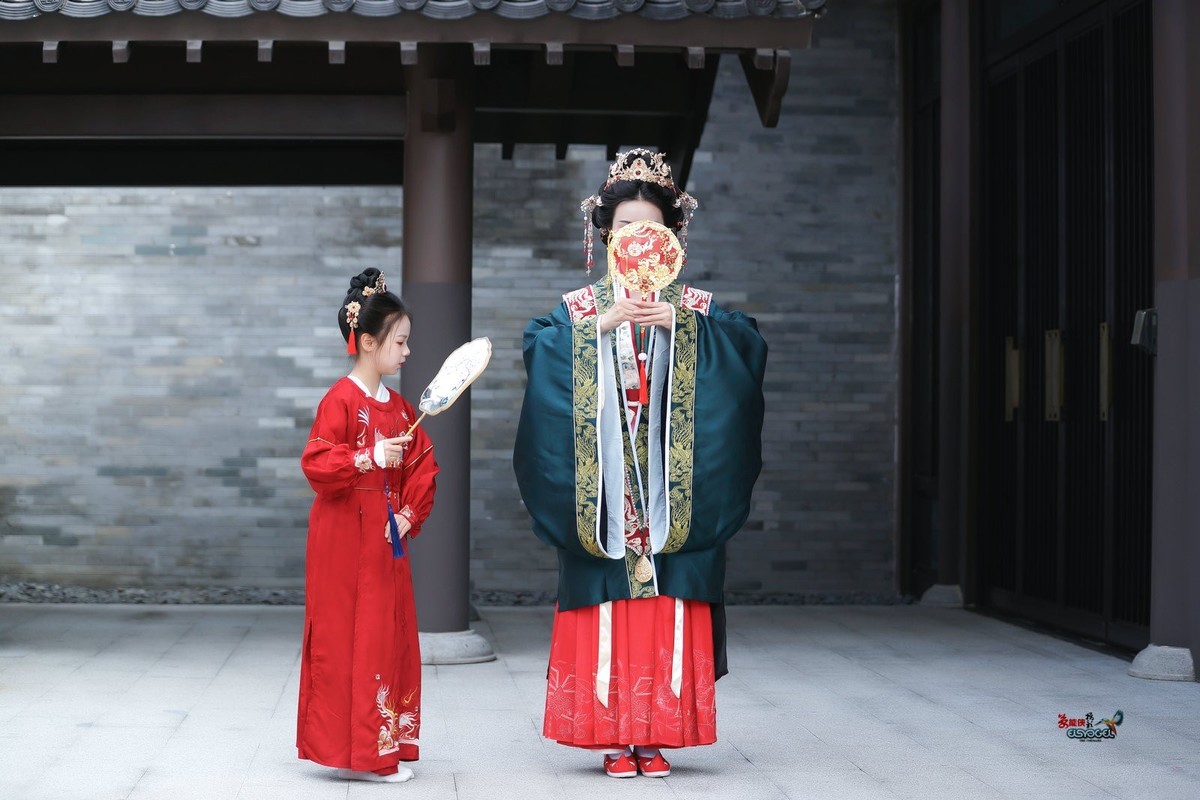 【古典婚服母女俩】--- 沛阳、朱朱