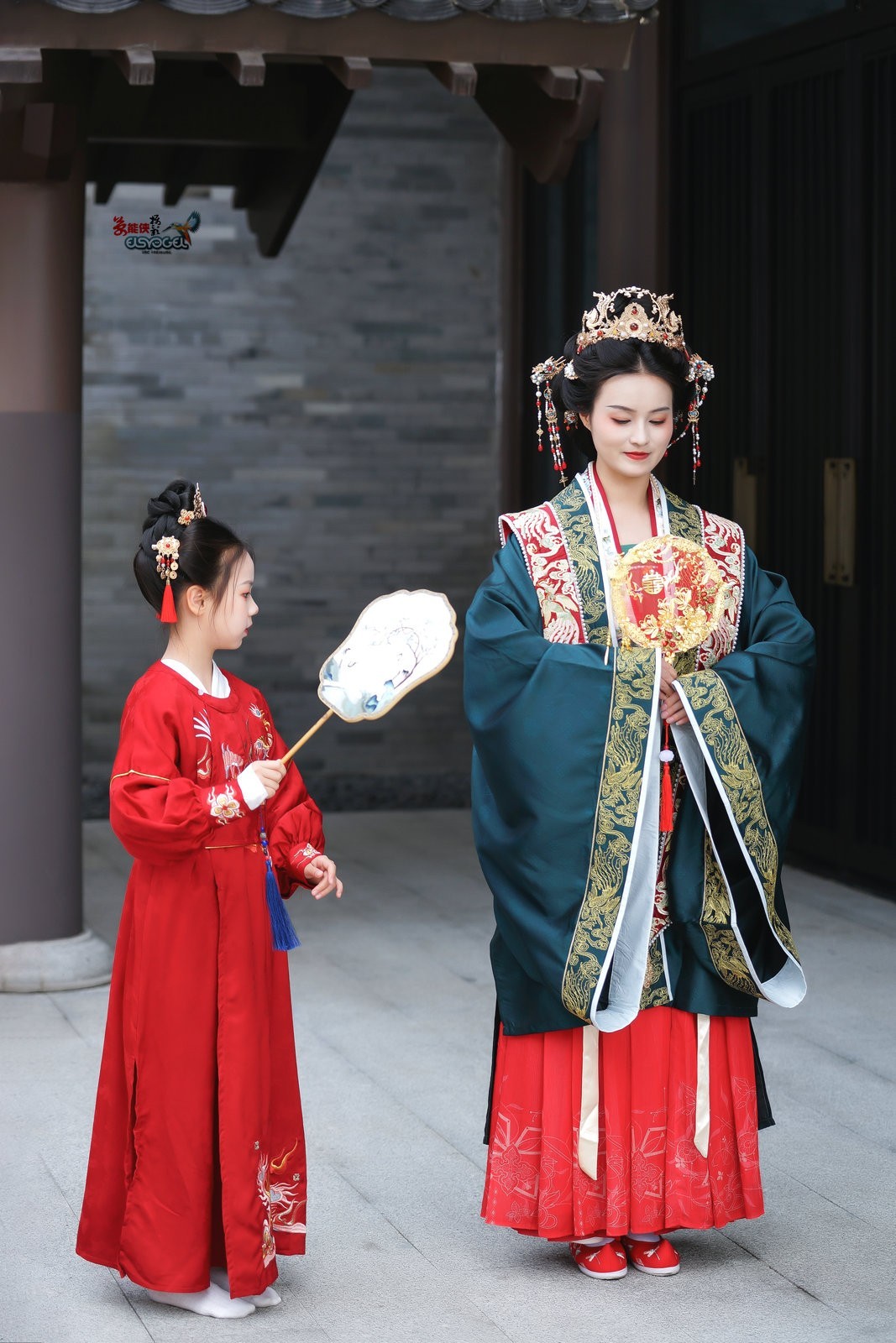 【古典婚服母女俩】--- 沛阳、朱朱