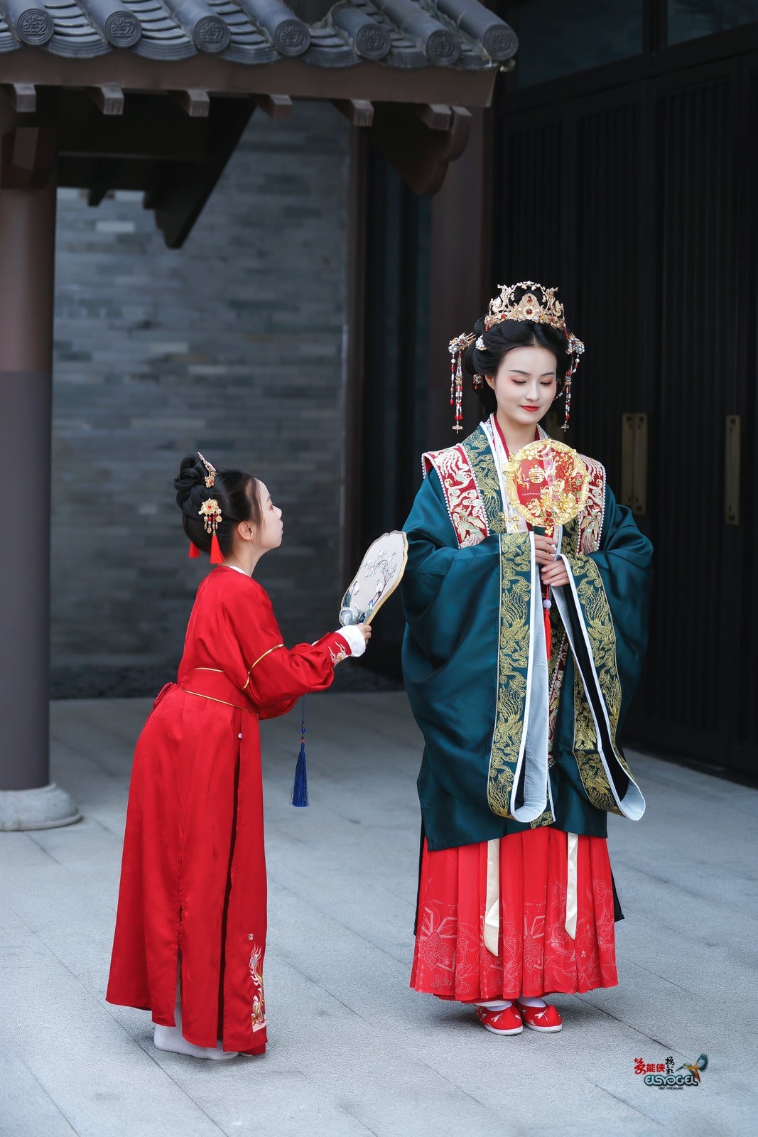 【古典婚服母女俩】--- 沛阳、朱朱