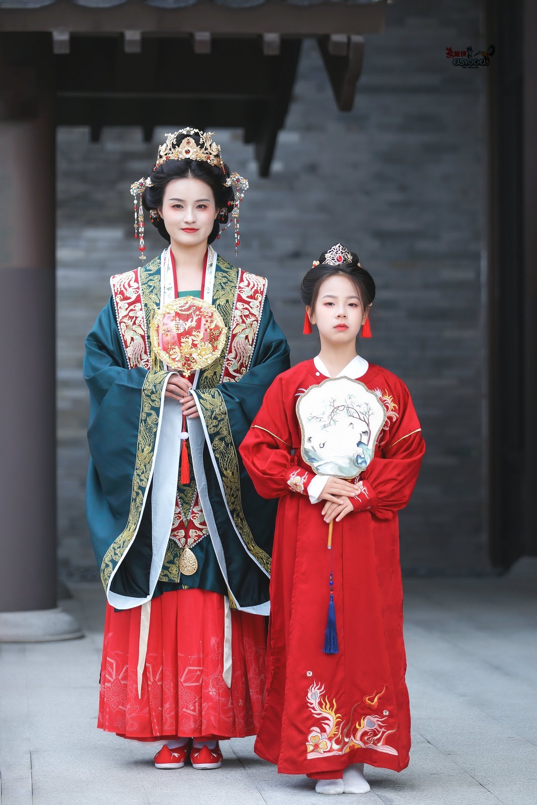 【古典婚服母女俩】--- 沛阳、朱朱