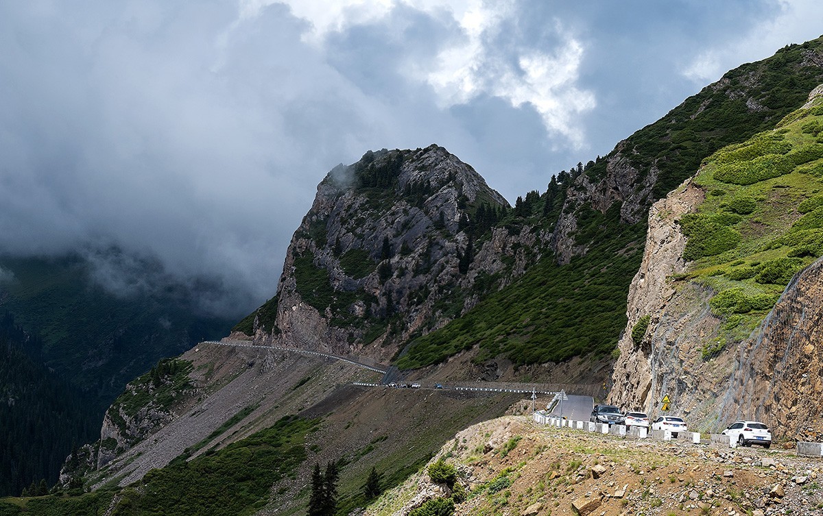 行在云端的伊昭公路 —2022新疆大、小独库公路自驾游见闻之一