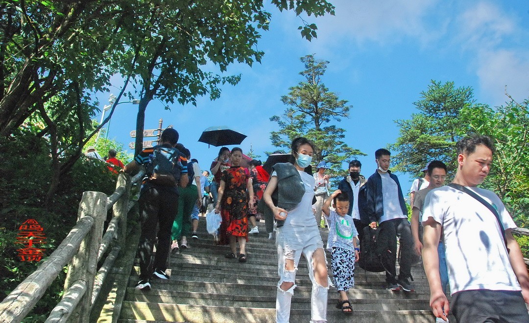 峨嵋仙山避暑登金顶上          周鸣天