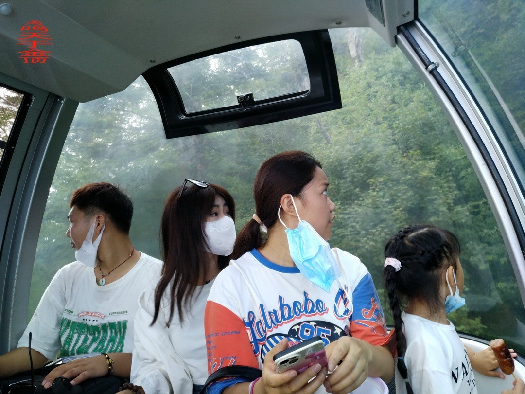 峨嵋仙山避暑登金顶上          周鸣天