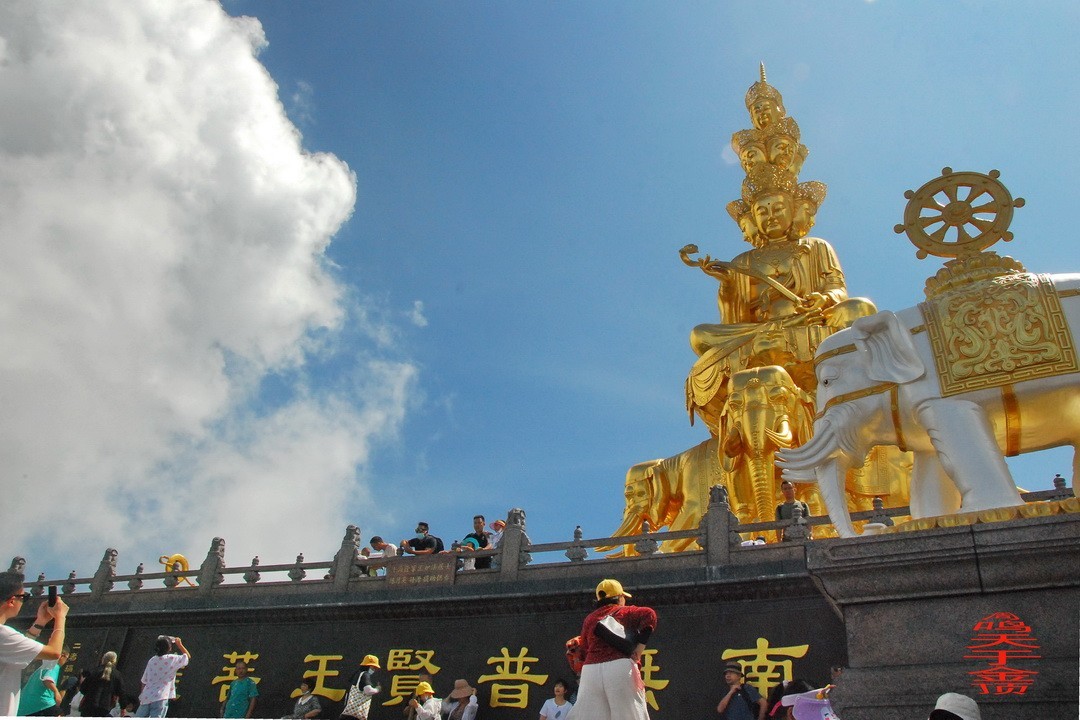 峨嵋仙山避暑登金顶上          周鸣天