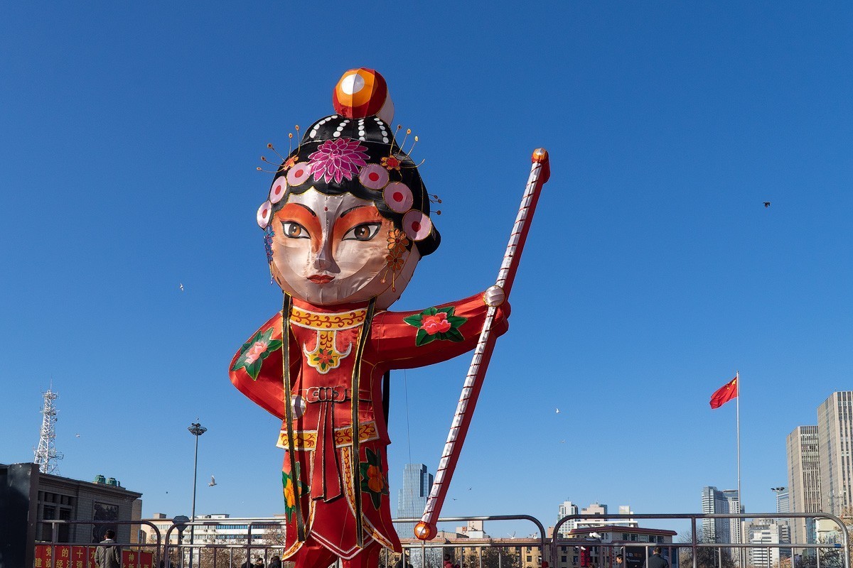 元宵灯会上的京剧脸谱造型