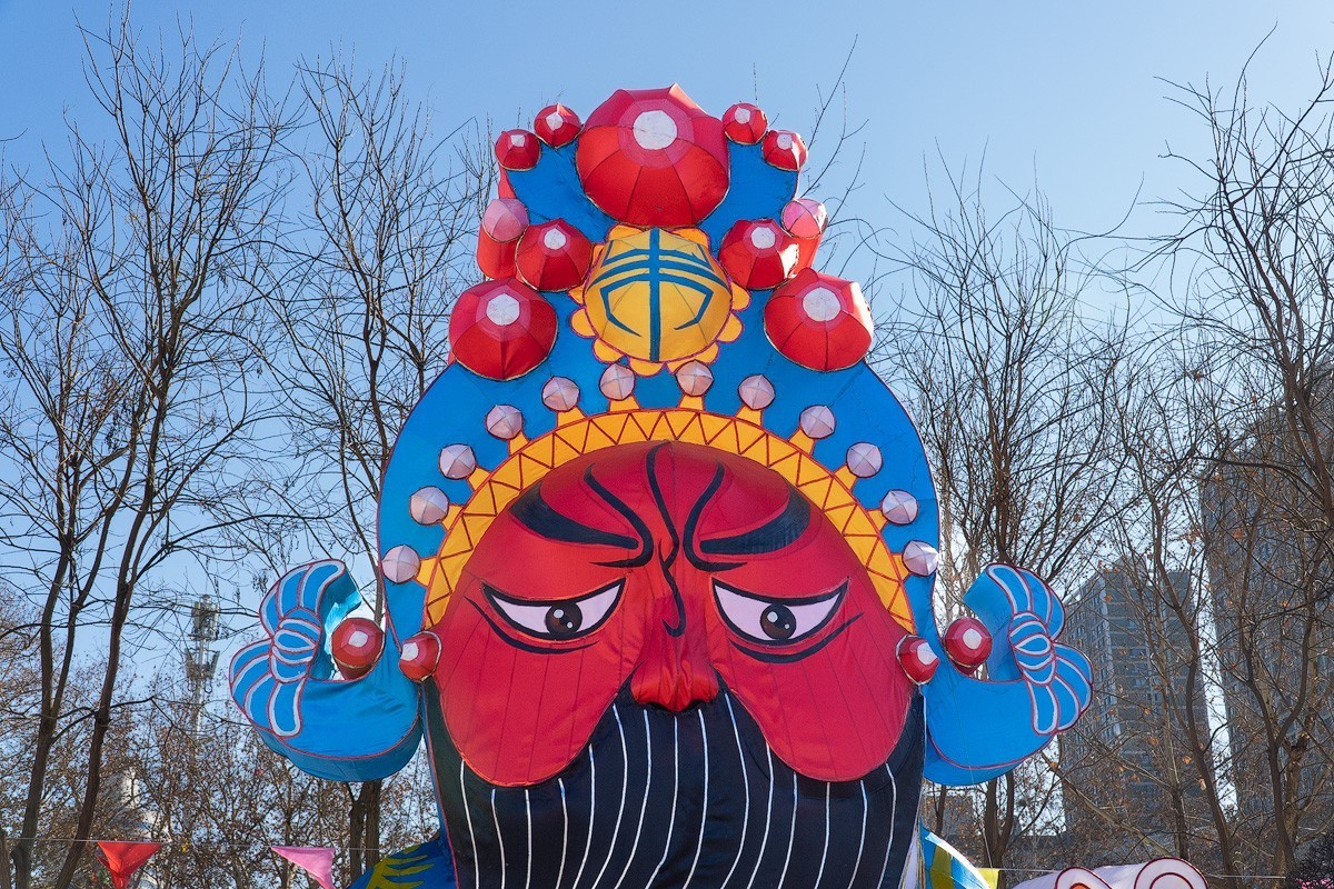 元宵灯会上的京剧脸谱造型