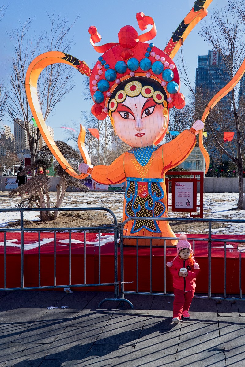 元宵灯会上的京剧脸谱造型