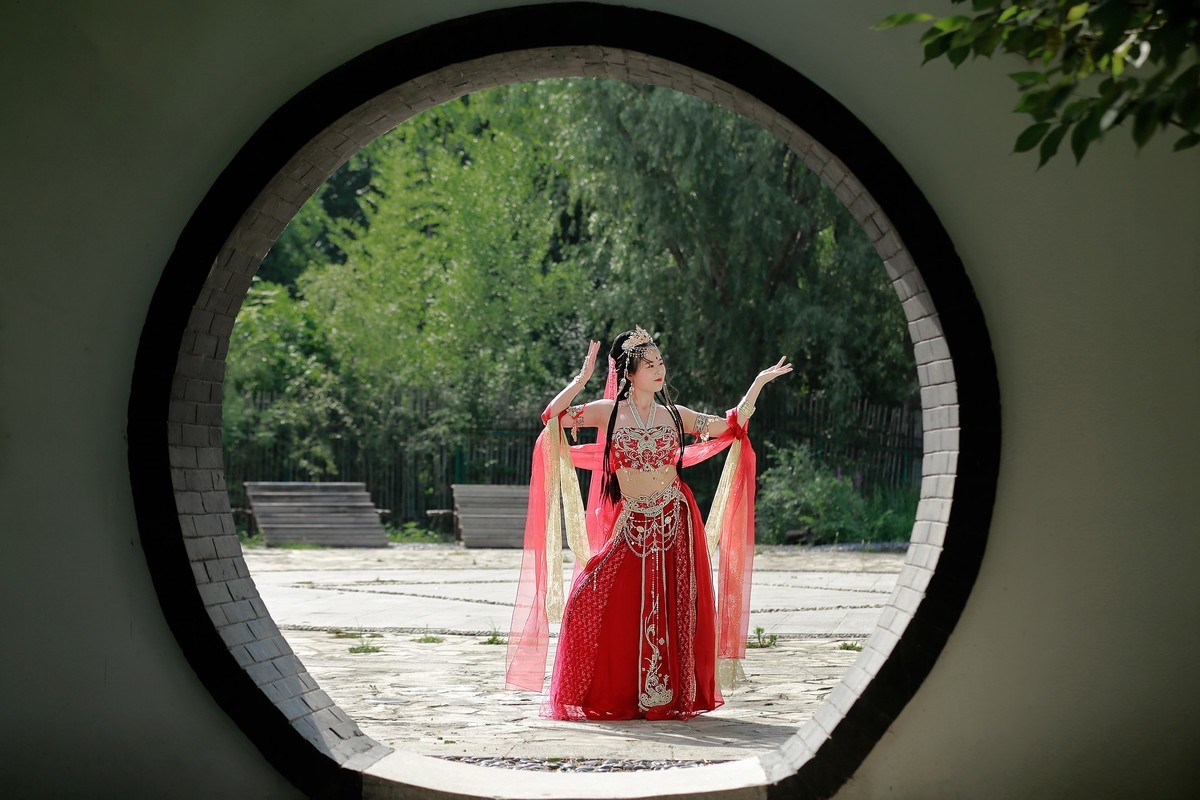 大漠孤烟直，莲池书院美