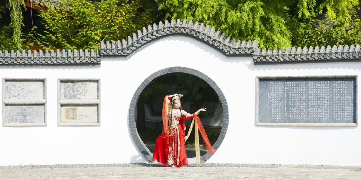 大漠孤烟直，莲池书院美