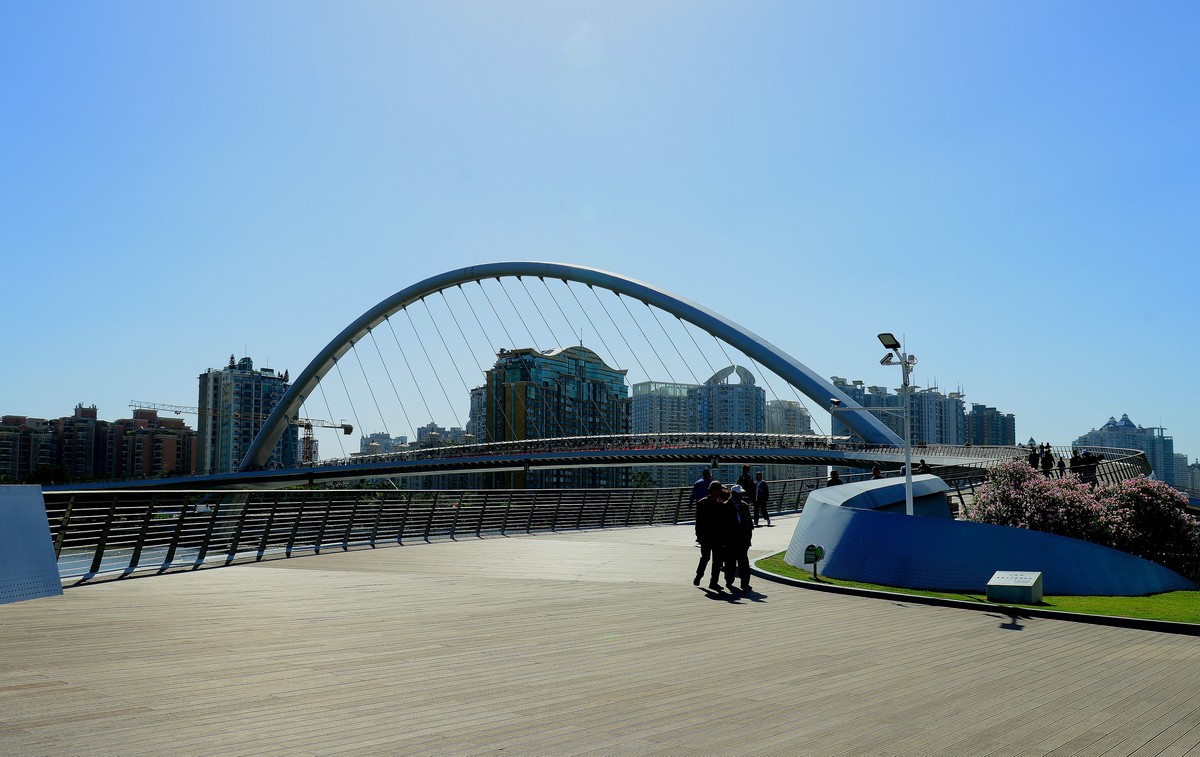 广州大桥两边。