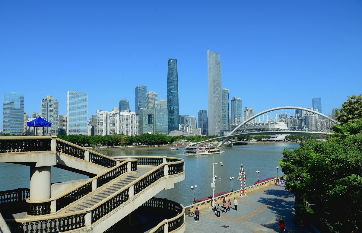 广州大桥两边。