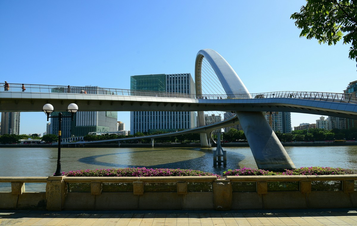 广州大桥两边。