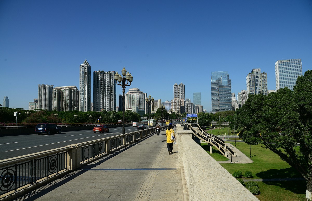 广州大桥两边。