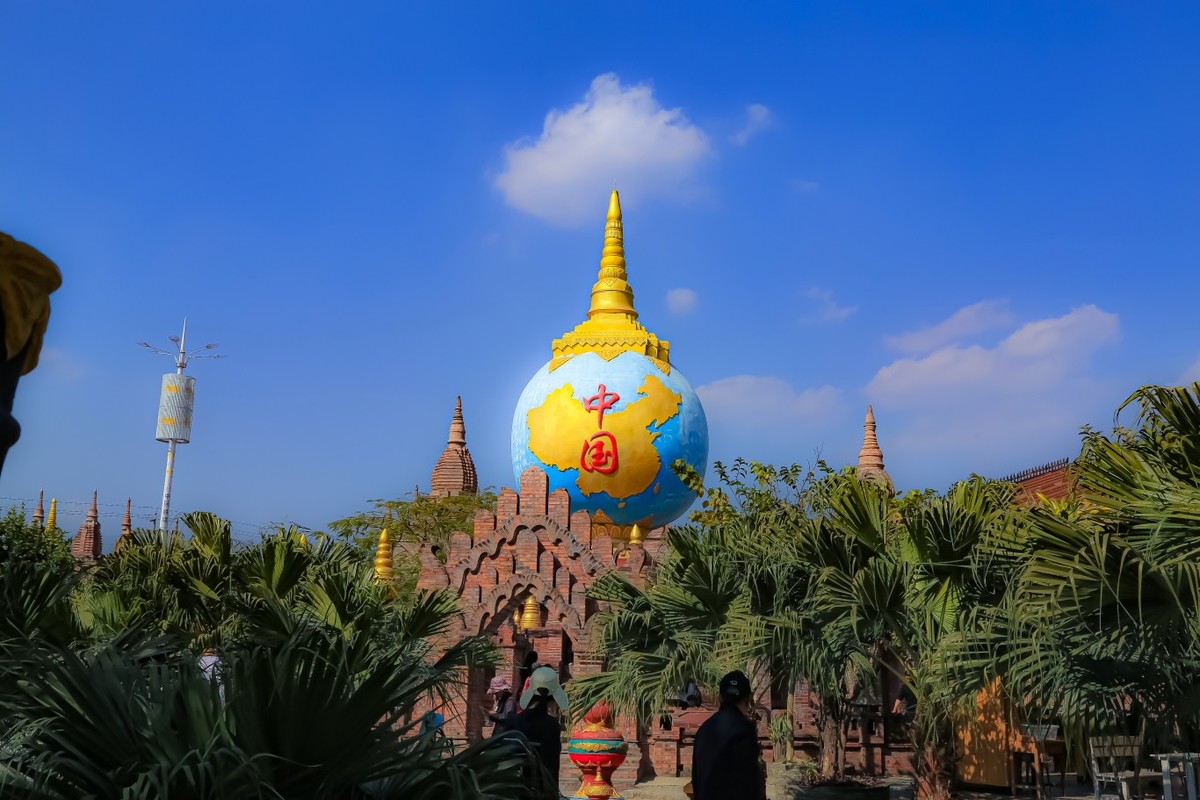 一寨两国——水映佛塔（1）