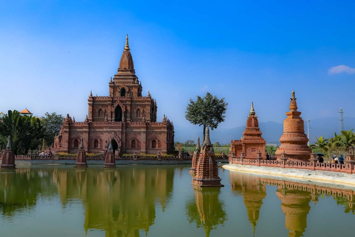 一寨两国——水映佛塔（1）