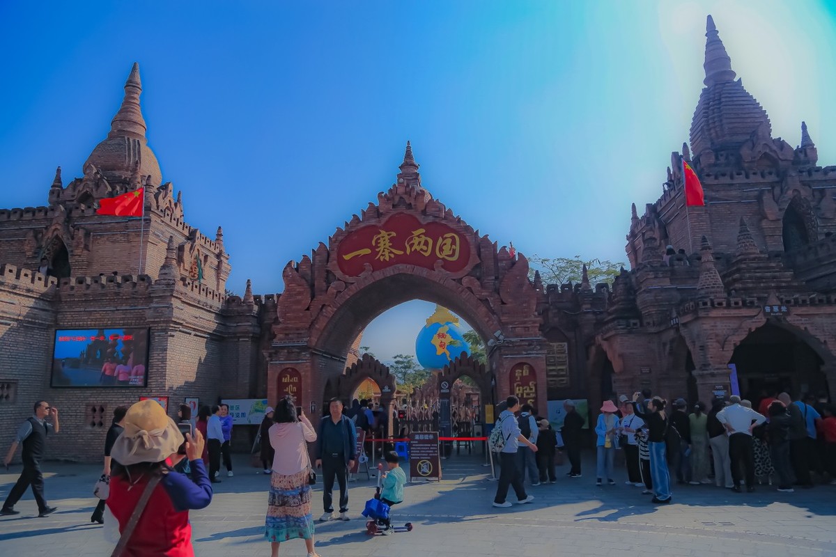 一寨两国——水映佛塔（1）