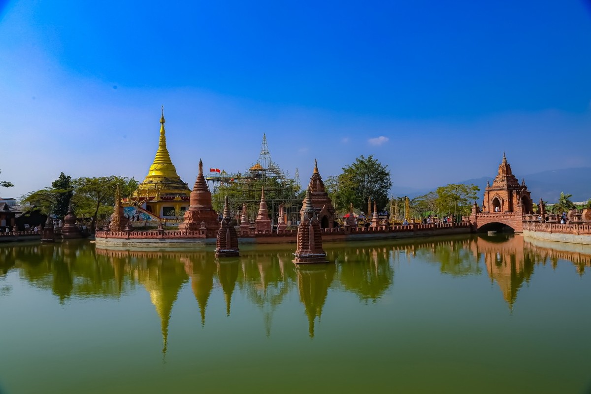 一寨两国——水映佛塔（1）