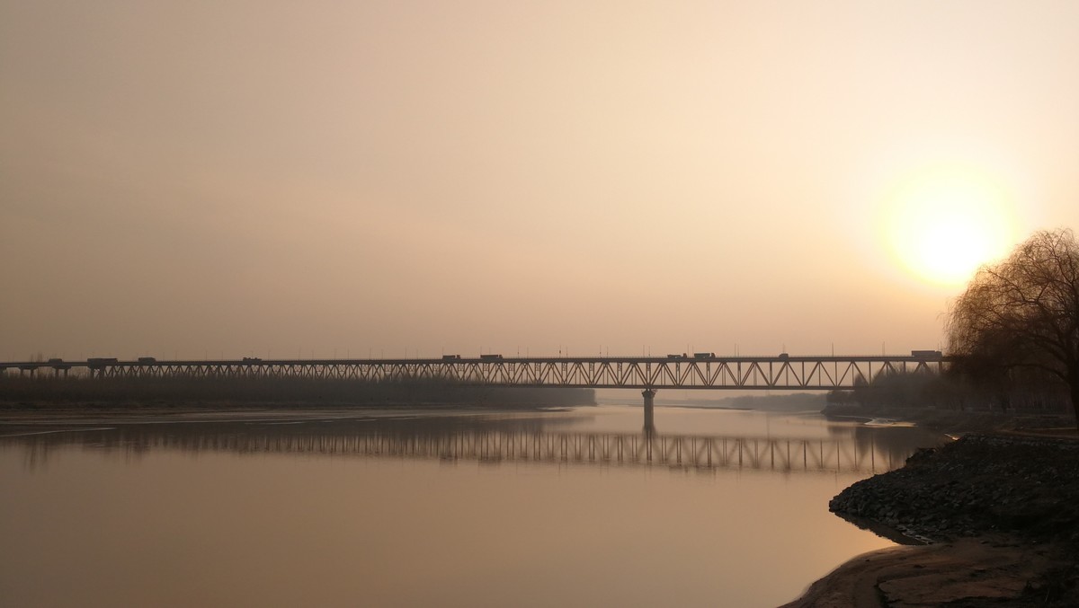 大河边的大碗面