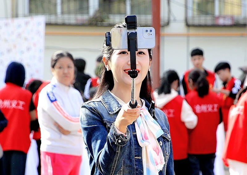 《不老松：纪实摄影》【爱在重阳节、情暖夕阳红】义工进小区！ (20)电视台记者现场直