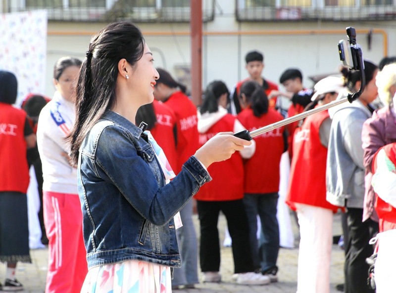 《不老松：纪实摄影》【爱在重阳节、情暖夕阳红】义工进小区！ (20)电视台记者现场直