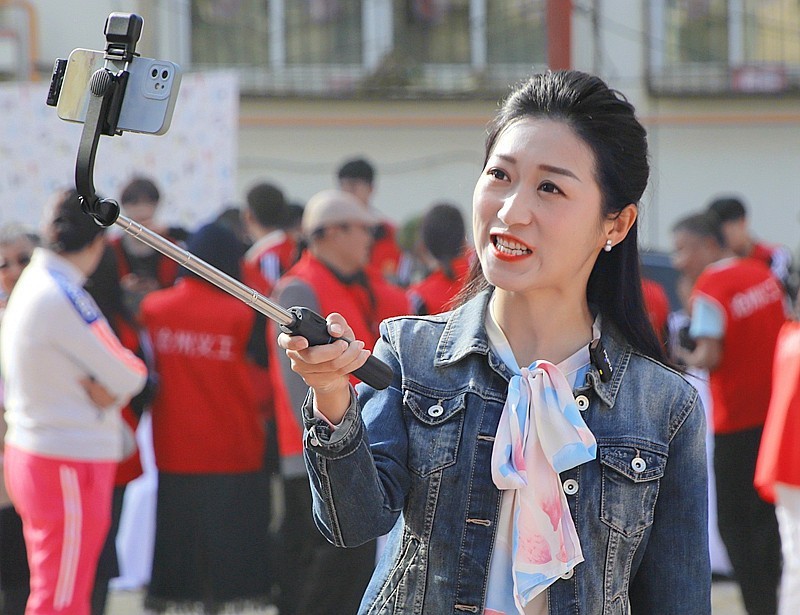 《不老松：纪实摄影》【爱在重阳节、情暖夕阳红】义工进小区！ (20)电视台记者现场直