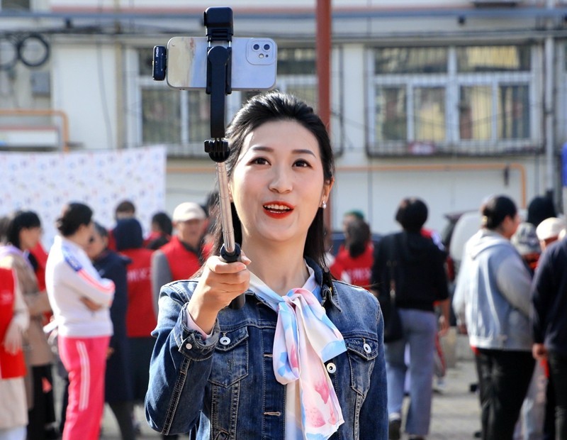 《不老松：纪实摄影》【爱在重阳节、情暖夕阳红】义工进小区！ (21)电视台记者现场直