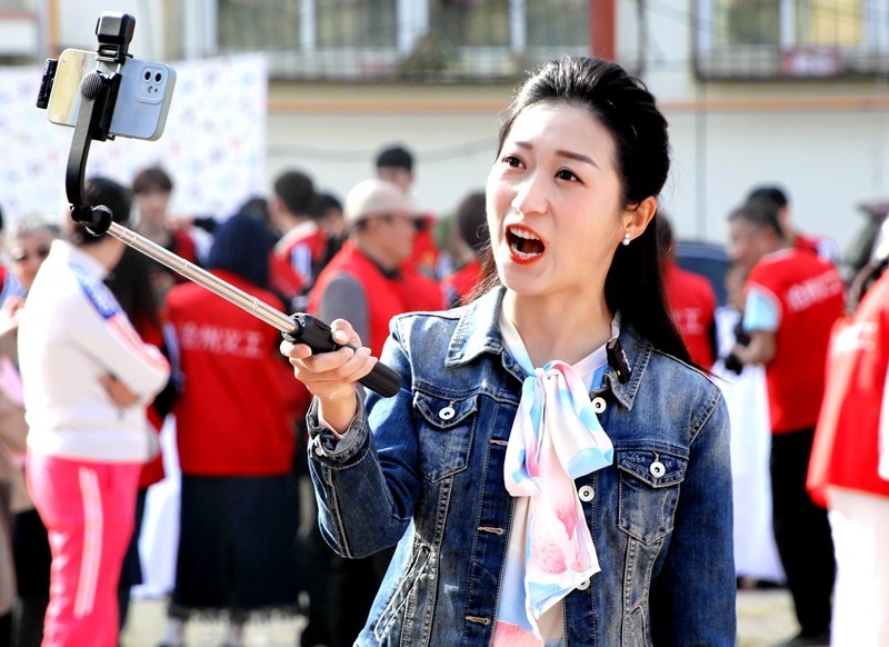 《不老松：纪实摄影》【爱在重阳节、情暖夕阳红】义工进小区！ (21)电视台记者现场直