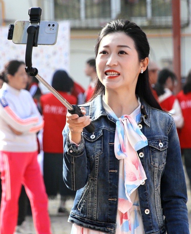 《不老松：纪实摄影》【爱在重阳节、情暖夕阳红】义工进小区！ (21)电视台记者现场直