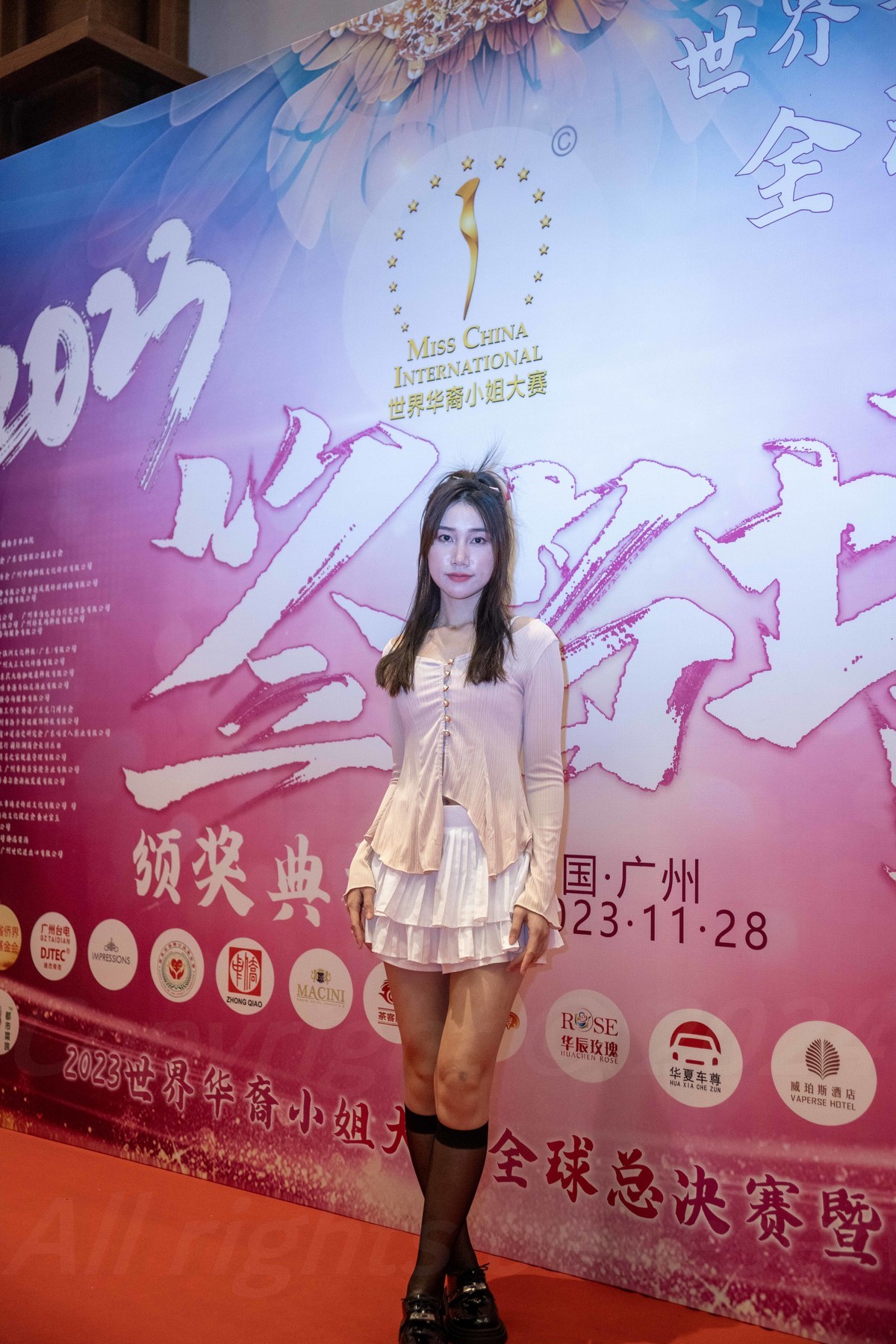 又看走秀签名处