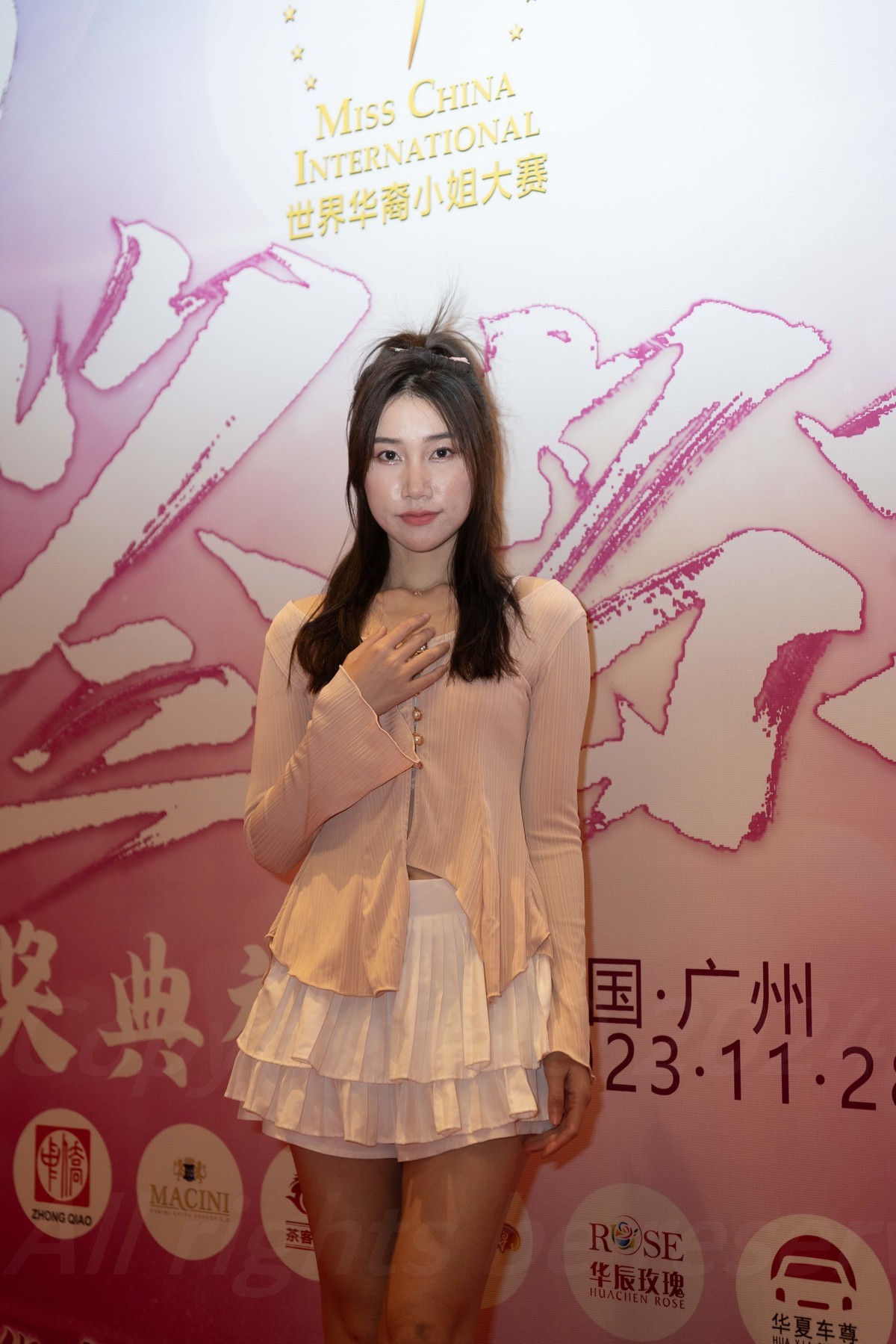 又看走秀签名处