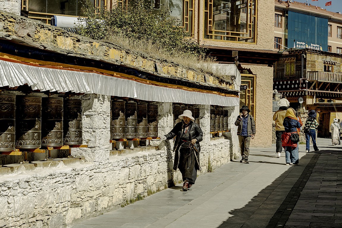 行走在318国道【28】天空之城【理塘--勒通古镇】