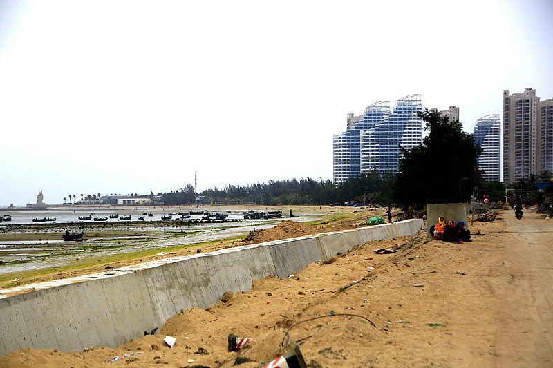 633【不老松：海南游摄纪实】长島兰湾西侧龙豪村防潮堤！