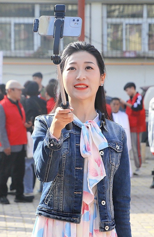 《不老松：纪实摄影》【爱在重阳节、情暖夕阳红】义工进小区！ (20)电视台记者现场直