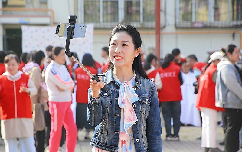 《不老松：纪实摄影》【爱在重阳节、情暖夕阳红】义工进小区！ (20)电视台记者现场直