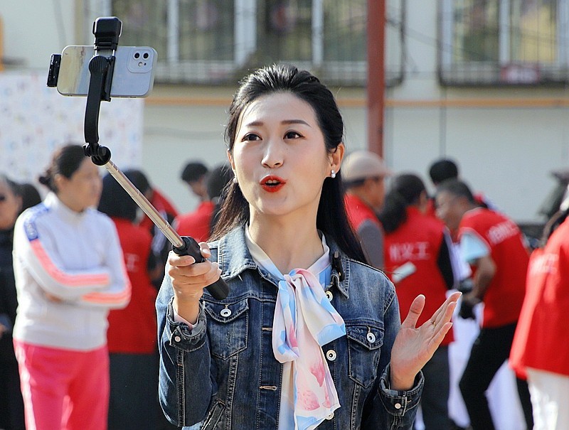 《不老松：纪实摄影》【爱在重阳节、情暖夕阳红】义工进小区！ (20)电视台记者现场直