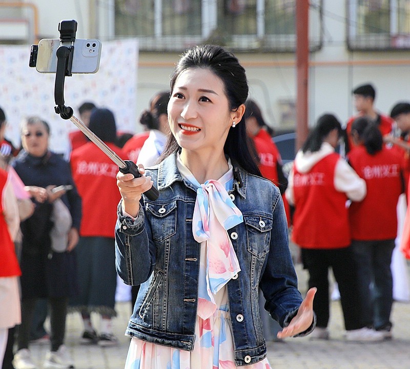 《不老松：纪实摄影》【爱在重阳节、情暖夕阳红】义工进小区！ (20)电视台记者现场直