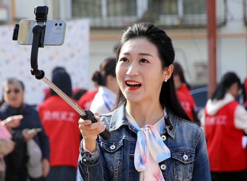 《不老松：纪实摄影》【爱在重阳节、情暖夕阳红】义工进小区！ (21)电视台记者现场直