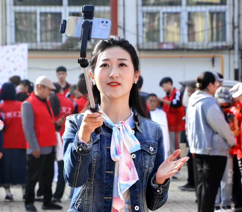 《不老松：纪实摄影》【爱在重阳节、情暖夕阳红】义工进小区！ (21)电视台记者现场直