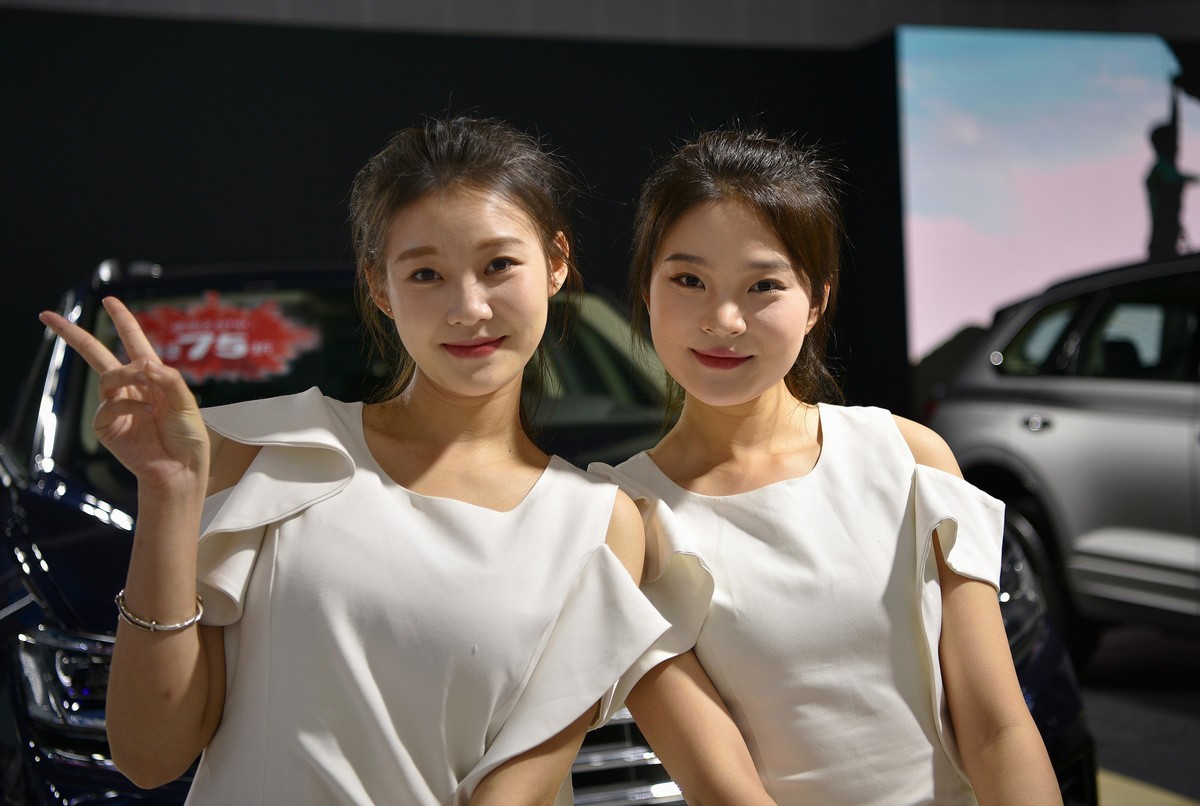 Hunan May Day Auto Show, the image of a courteous girl