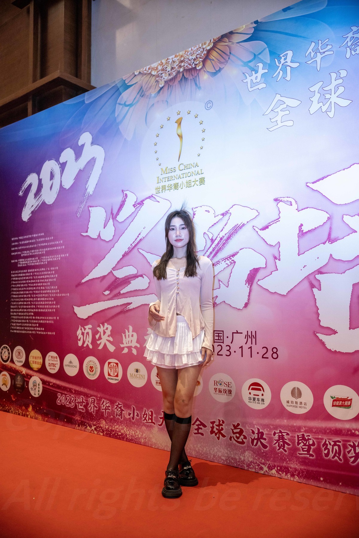 又看走秀签名处