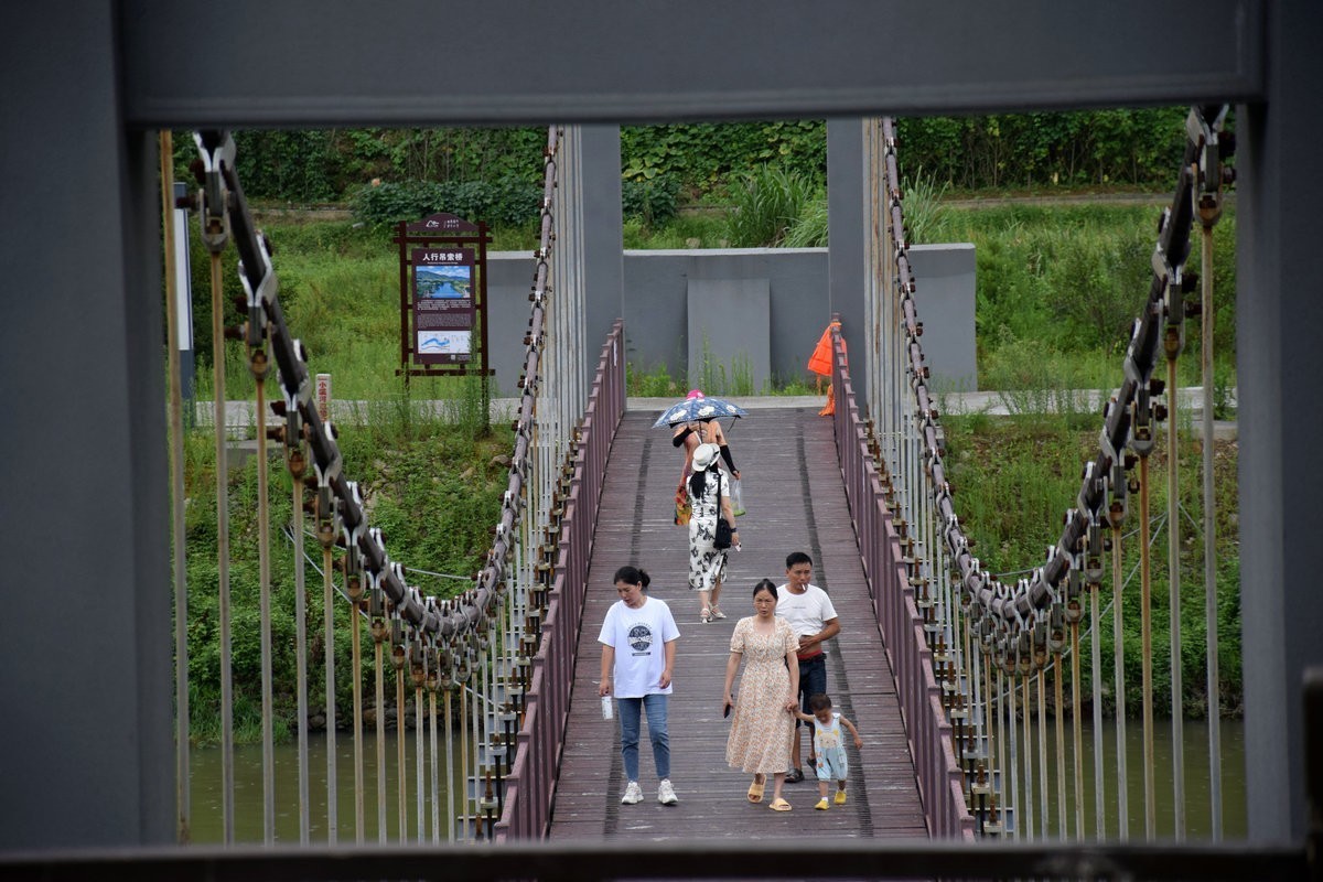 漫步星城 走街串巷（286）云影天光拍吊桥