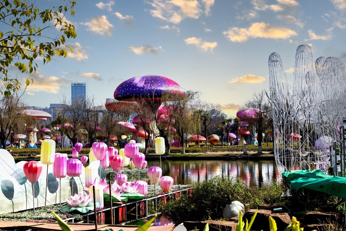 大观楼，年味好礼，大蘑菇大灯笼拔地而起