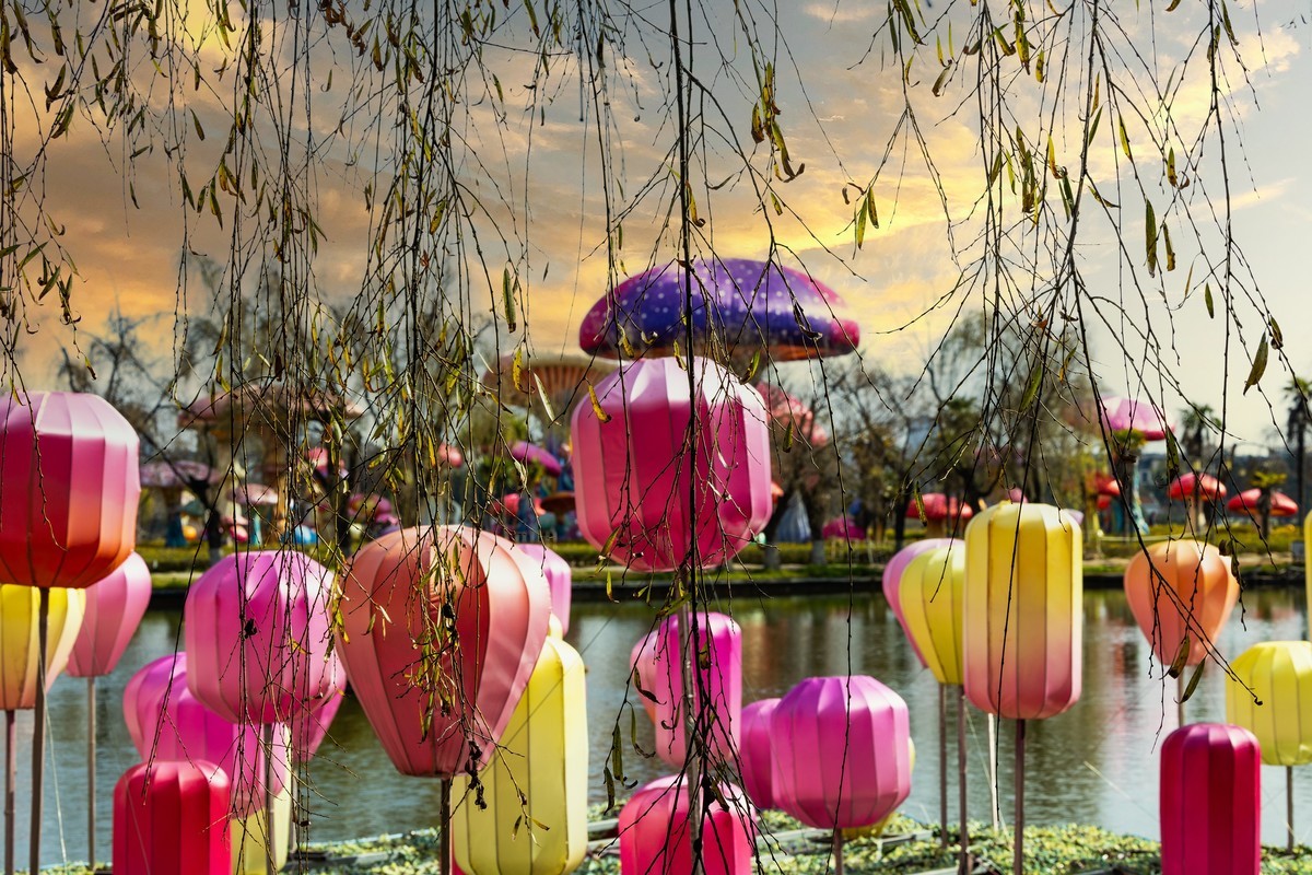 大观楼，年味好礼，大蘑菇大灯笼拔地而起