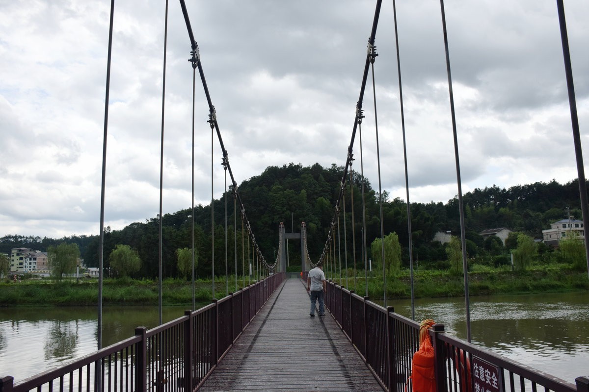 漫步星城 走街串巷（286）云影天光拍吊桥